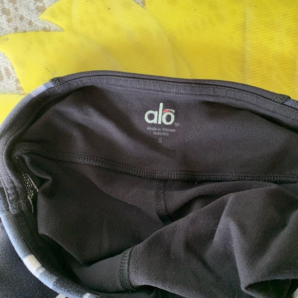 ALO Yoga Leggings - Picture 7 of 8
